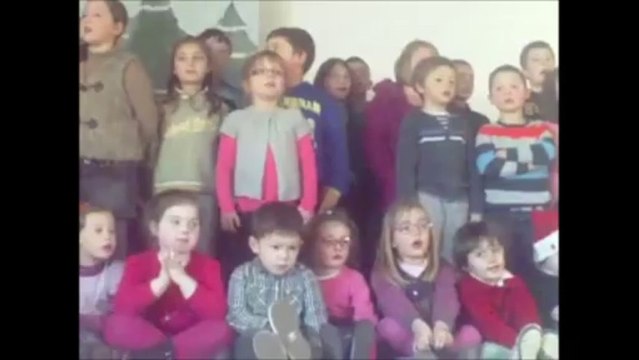 spectacle de noel dans la salle des fetes avec tout les enfants