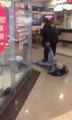 Un homme se fait traîner par le pantalon dans un centre commercial en Russie