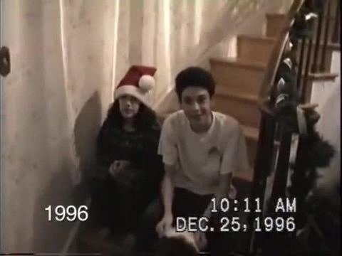 Depuis 25 ans, papa filme ses enfant qui descendent les escaliers le jour de Noël