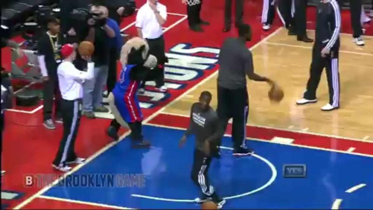 Attaque de la mascotte et vengeance! Hilarant ces joueurs de NBA!