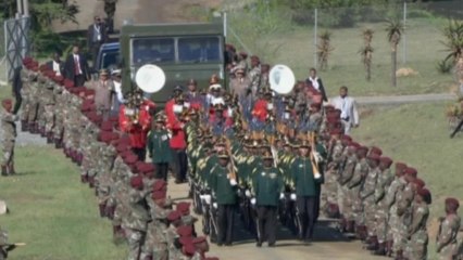 Military escorts Mandela's coffin across Qunu