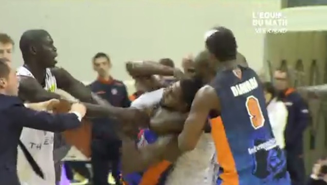 les images de la bagarre générale entre le Paris-Levallois et Gravelines