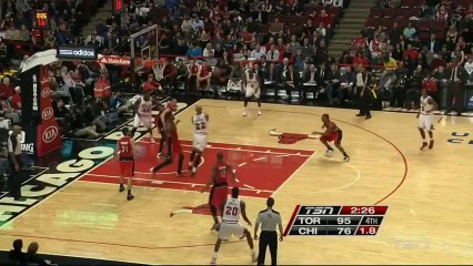 Taj Gibson envoie le ballon directement sur la tête d’une spectatrice