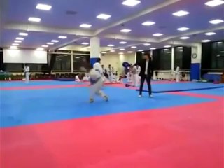 Coup de pied rotatif 1080 degrès