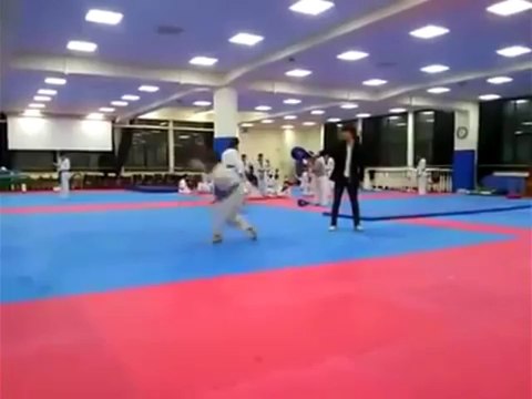 Coup de pied rotatif 1080 degrès