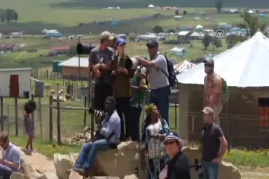 Mandela doğduğu köyde toprağa verildi