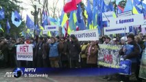 La contre-manifestations des soutiens du président Ianoukovitch à Kiev en Ukraine