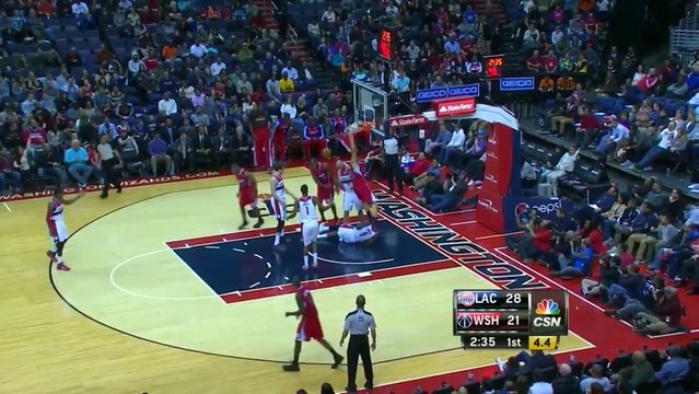 Blake Griffin écrase un gros dunk et marche sur Martell Webster