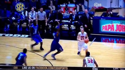 La passe de Marshall Henderson est déviée 4 fois avant de rentrer