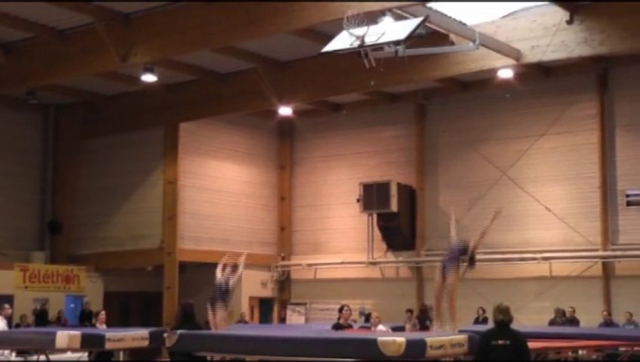 Bérénice et Marie - Trampo 2013 12 08 - Open Moselle à Fameck