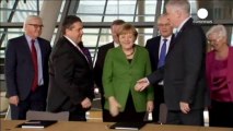 Merkel cede ministerios clave al SPD para gobernar Alemania