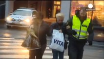 Tempête en Norvège : Des passants ont du mal à tenir debout