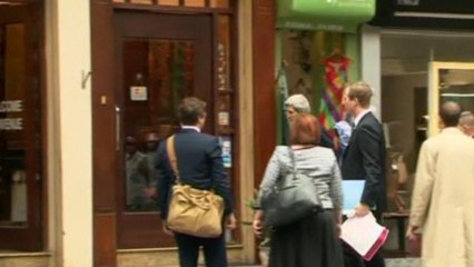 John Kerry visits shops in Hanoi