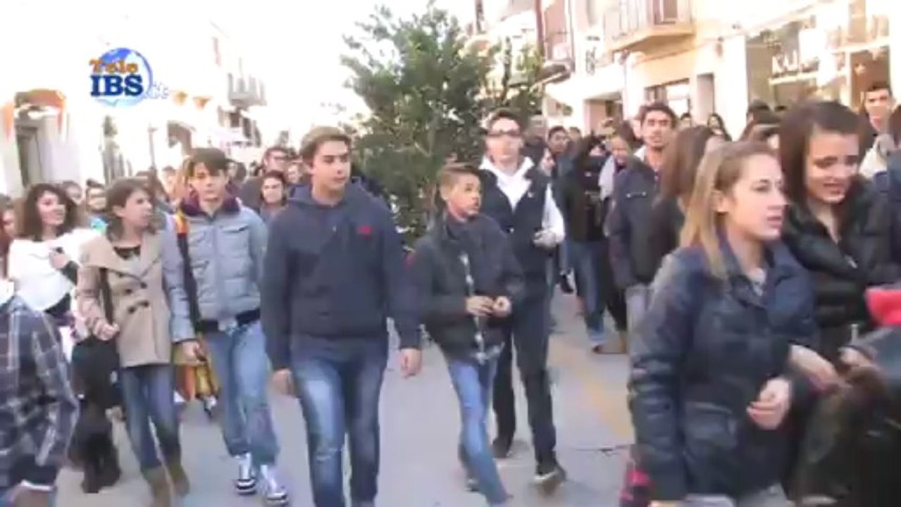 2013-12-12 Un minuto di silenzio al presidio di Piazza Mokarta per Filippo Arena