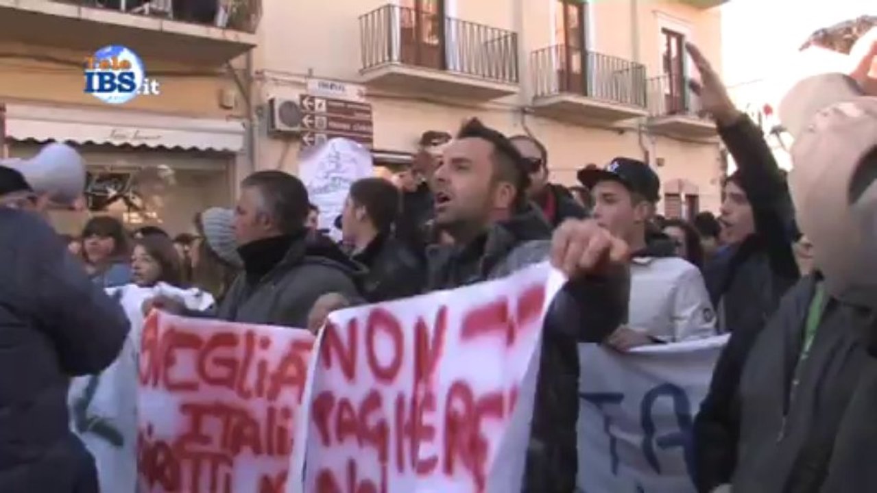 2013-12-13 l'Italia si ferma: il Vescovo al corteo cittadina a Mazara del Vallo