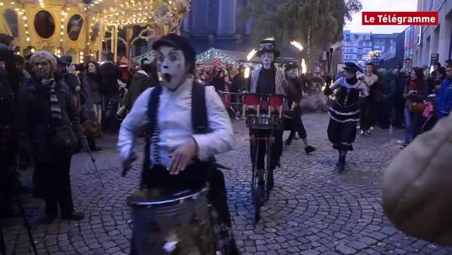 Saint-Brieuc. Les dompteurs de feu enflamment les rues du centre-ville