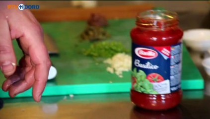 Chefkok maakt hoerenpasta voor de voedselbank - RTV Noord