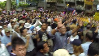 Bangkok (Thailand) 20/12/2013 Suthep Thaugsuban's guards want to fight a french journalist