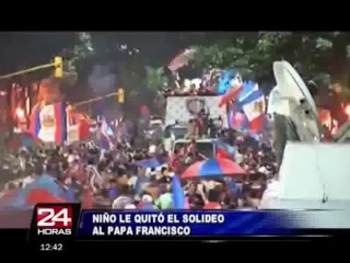 Papa Francisco no pudo evitar que este niño lo despojara de su solideo