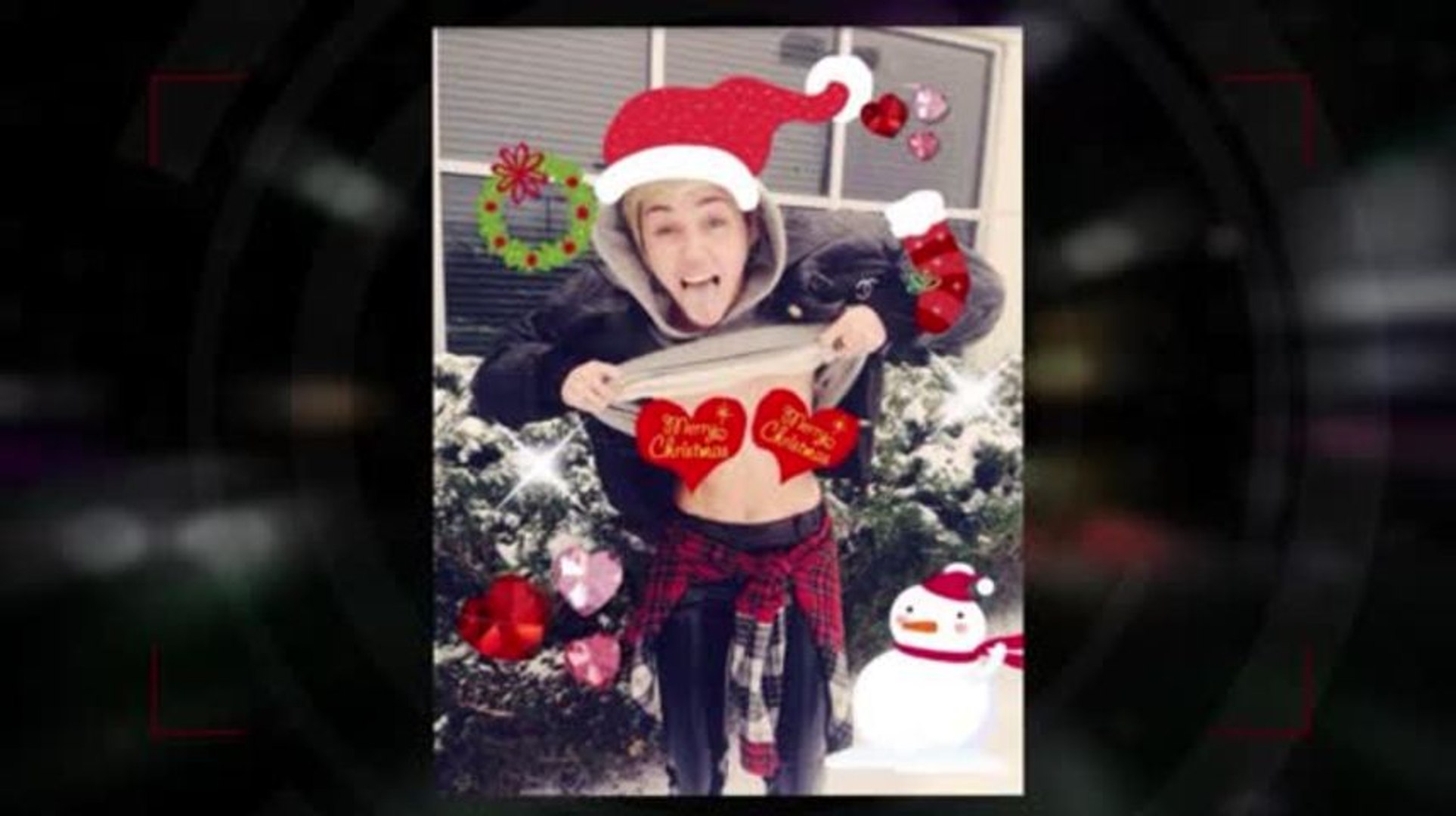 ⁣Miley Cyrus Flashes Twitter