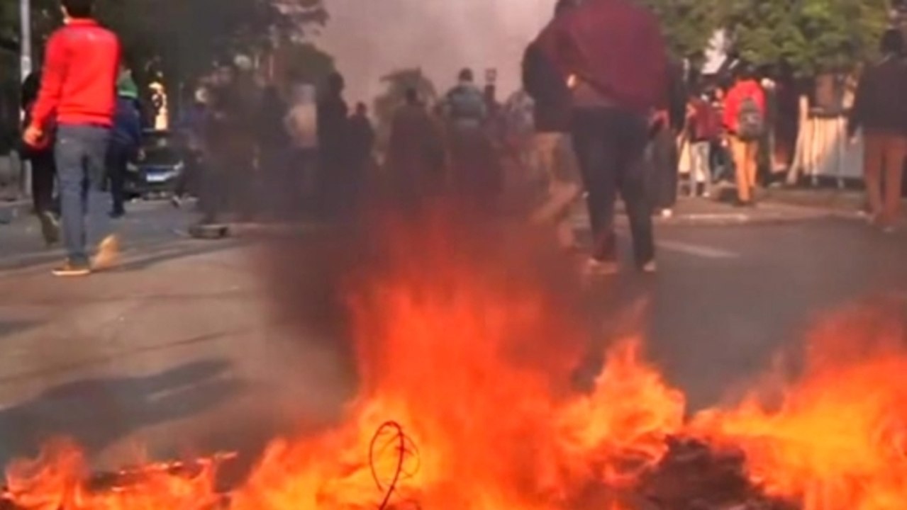 Egyptian police fire tear gas at student protesters in Cairo