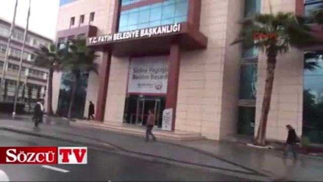Polis Fatih Belediyesi'nde inceleme yapıyor