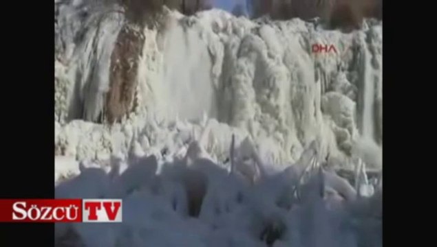 Muradiye Şelalesi dondu