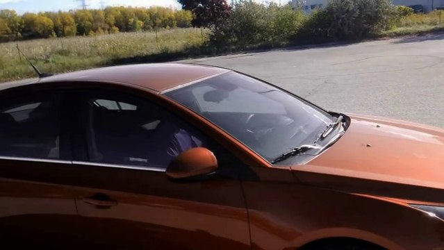 Une voiture change de couleur de peinture