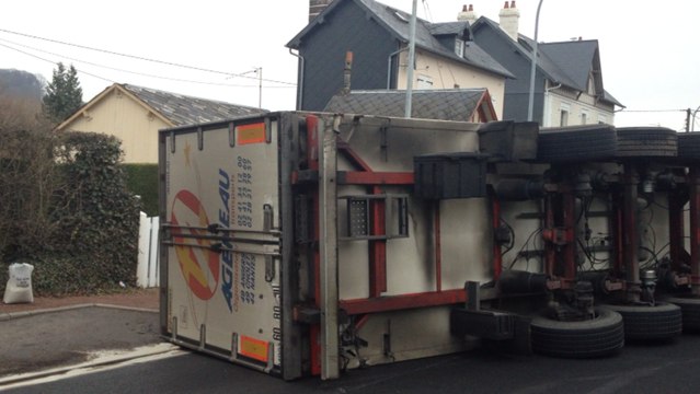 Poids lourd accidenté: un blessé