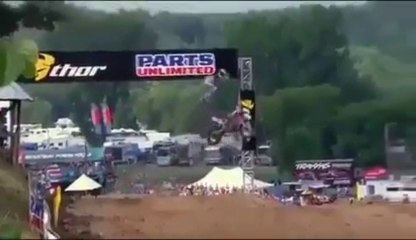 Mise en orbite d'une moto cross en pleine course !!