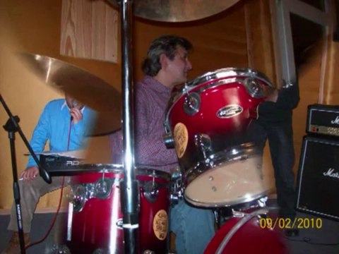 AhmeT ALP SEN BİR YANA DÜNYA BİR YANA harika şarkı dinlemeden geçmeyin.!!!