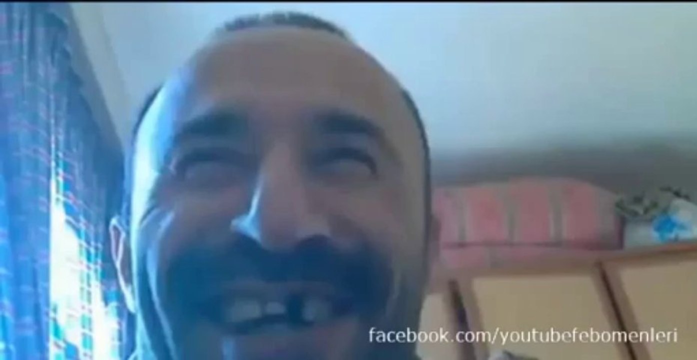 Kameraya hunharca gülen adam