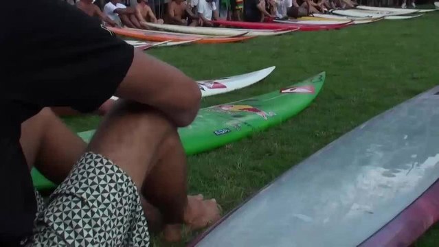 surfing Eddie Aikau Quicksilver - Kelly Slater - Waimea 2009
