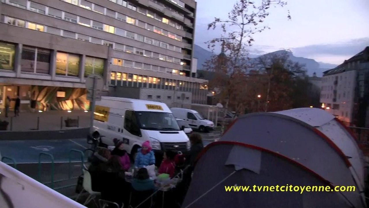 Les sages femmes campent  au pied de l'hôpital de Chambery