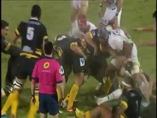 Josefa Domolailai grimpe sur le maul