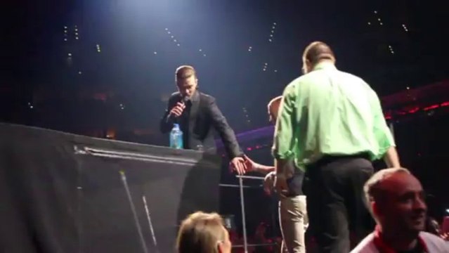 Une demande en mariage pendant le concert de Justin Timberlake - Enorme!