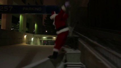 When Santa Claus Makes It Parkour Style !!