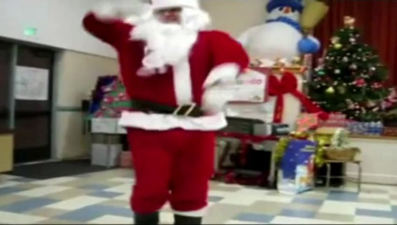 LE PERE NOEL DANSE  SUR DE LA  MUSIQUE COUNTRY
