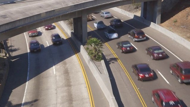 Trier les voitures d'une autoroute par couleur... Enorme!