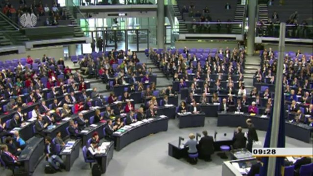 Merkel quer evolução dos tratados para reforçar a UE