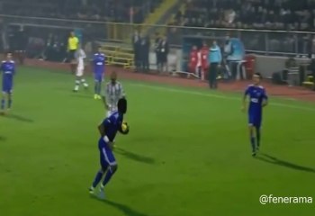 La triche de l'année en Foot : lancer un second ballon !!
