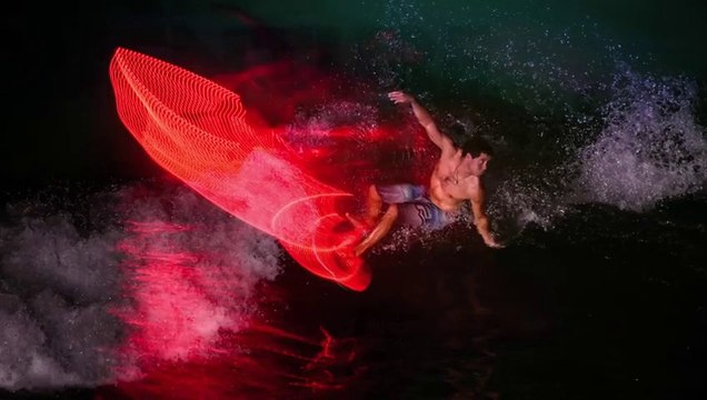 Des surfeurs illuminés dans la nuit !! Surf & Led !!