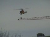 Kingston : Un hélicoptère sauve un grutier d'un incendie
