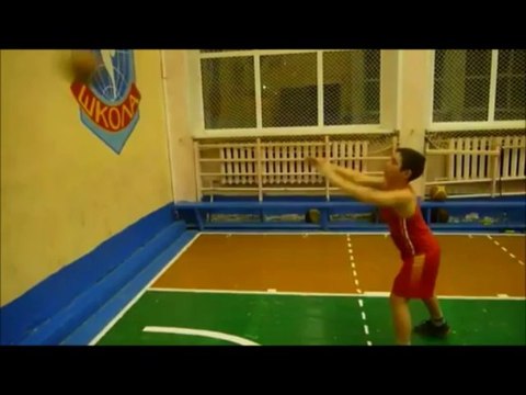 Баскетбол передачи мяча в стену от груди