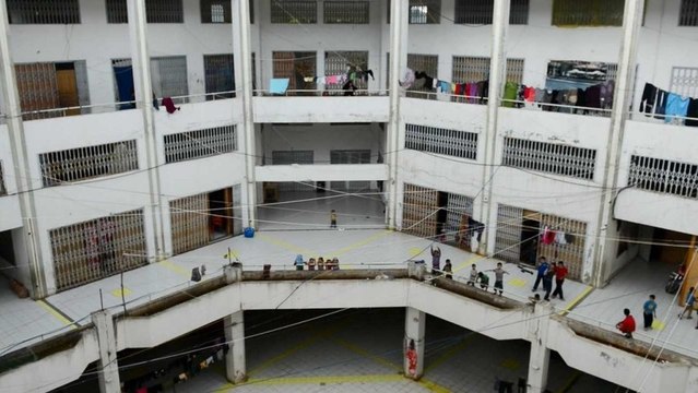 Syrian refugees: Seeking shelter in a mall