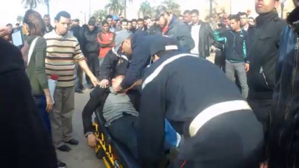 نقل أحد الأساذة المصابين جراء التدخل القمعي للقوات المخزنية يوم 18 دجنبر 2013 بالرباط.