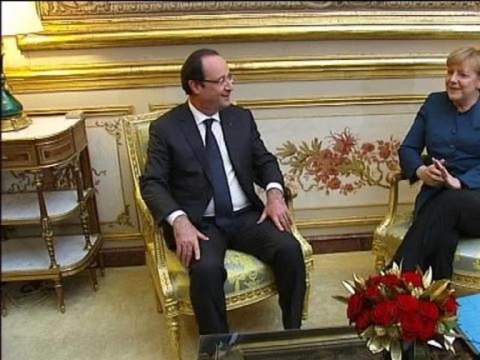 Angela Merkel, réélue, rend visite à François Hollande - 18/12