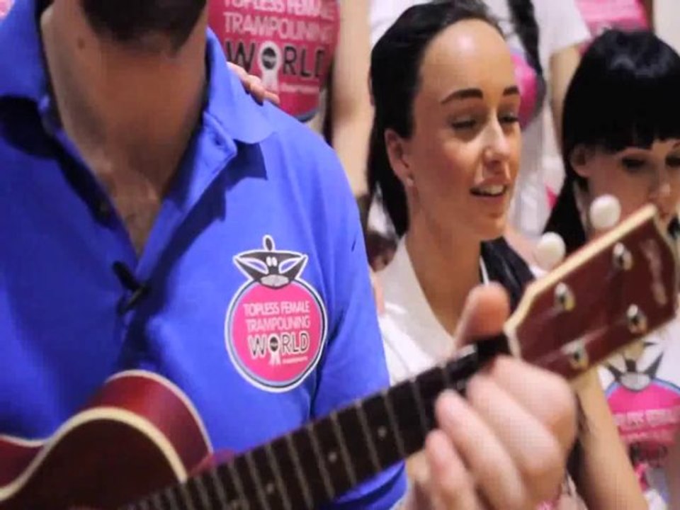 üstsüz Kadınlar Trambolin Antrenörü - Dünyanın En Değişik Mesleği