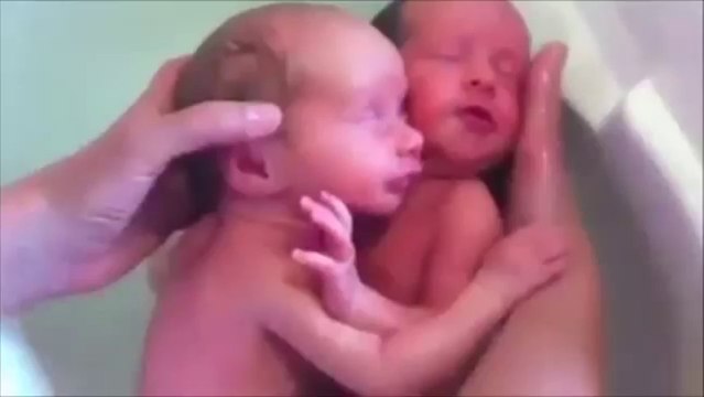 Kendini anne karnında zanneden bebek!