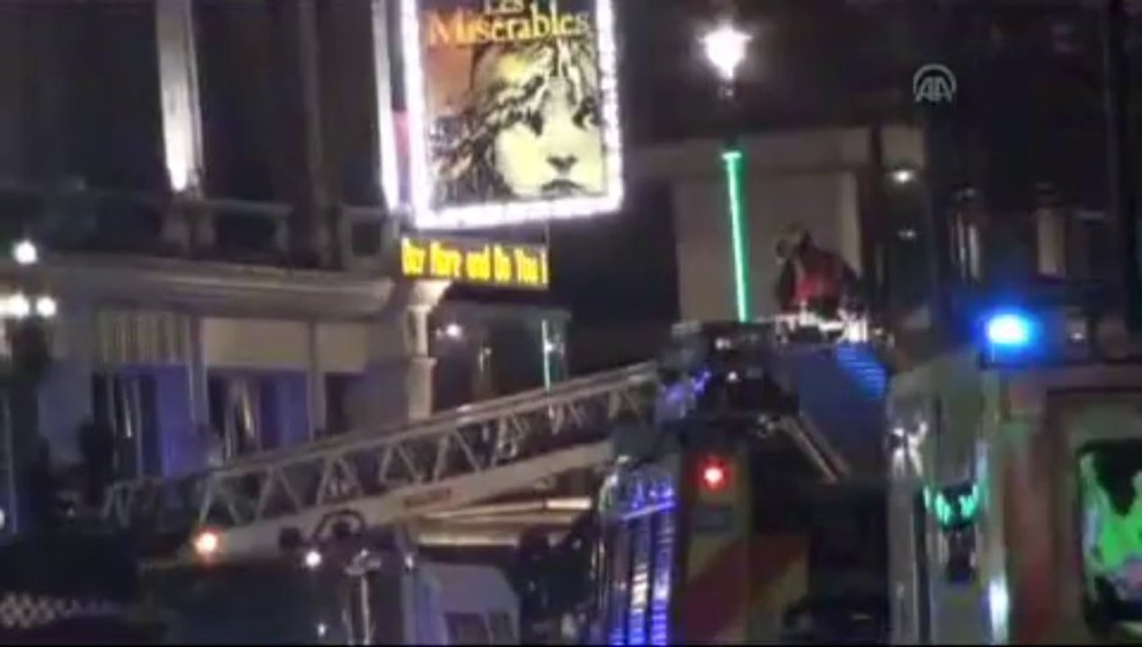 Londra'da tiyatro tavanı çöktü